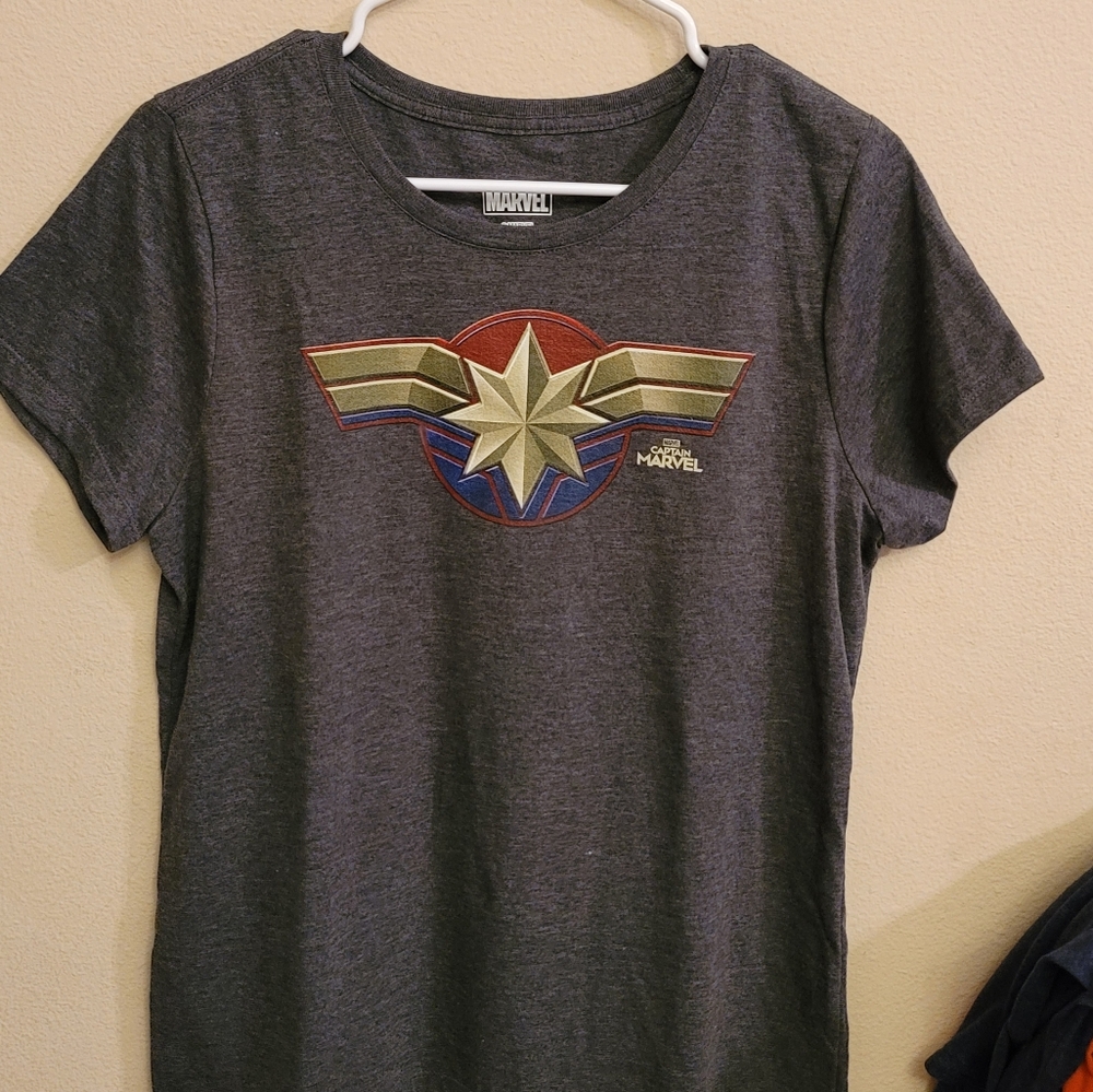 T-shirt Ladies medium. Captain Marvel. EUC.